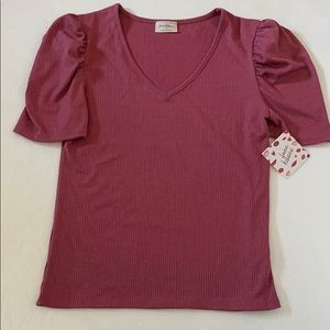 Free Kisses ribbed v neck w puff sleeve